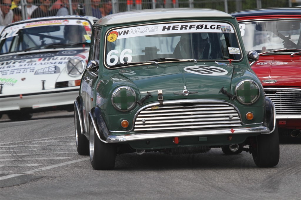 Tæt kørsel med historiske biler – sådan kan vi godt lide det.
(Foto: Motorsporten.dk)